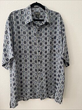 BRUNO Men’s Blue, Gray  Geometric Short Sleeve Button-Up Shirt
100% Silk
Sz  XL